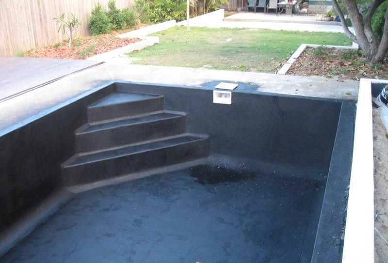 Данное вещество наносится на подготовленную поверхность чаши бассейна при помощи метода холодного напыления