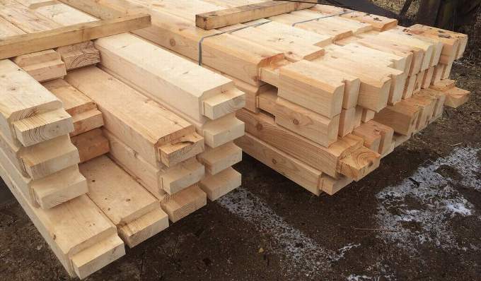 Строганный пиломатериал потребуются для изготовления скамейки вокруг дерева