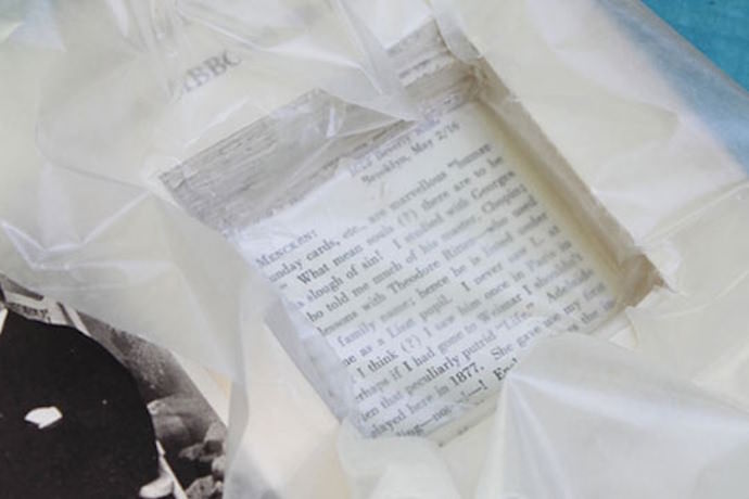 На поверхность книги ставится полиэтиленовая пленка