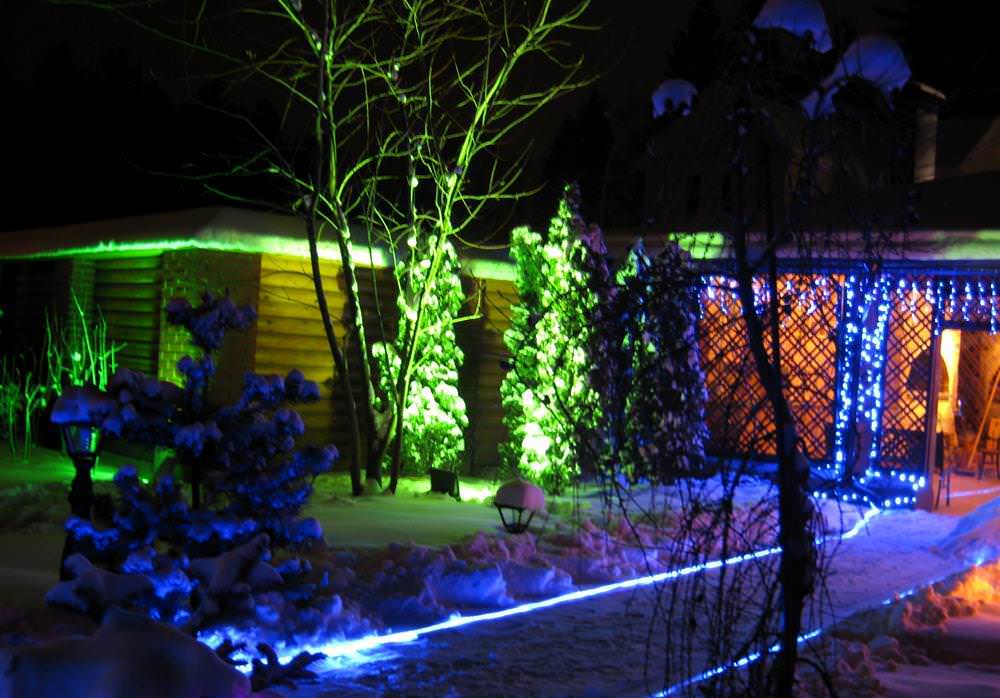 Работая с декоративным освещением дачи, желательно выбирать светодиодные ленты, которые способны выдавать не один, и даже не несколько цветов и оттенков