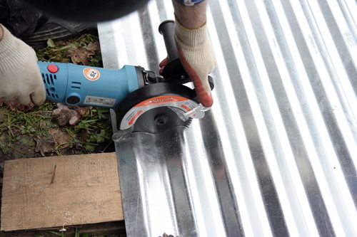 Сначала вырезаем два куска гофрированной оцинкованной стали