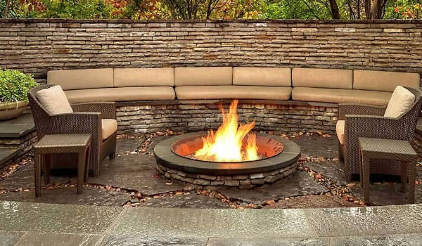 Территорию можно расширить, и тогда получится целый участок для отдыха у очага