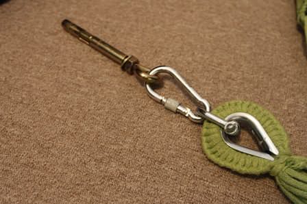 Чтобы повесить гамак на даче, необходимо иметь некоторые навыки, инструмент и набор для крепления гамака