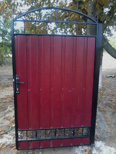 Дачная калитка из профнастила — практичная и надежная, но недолговечная в плане внешних данных