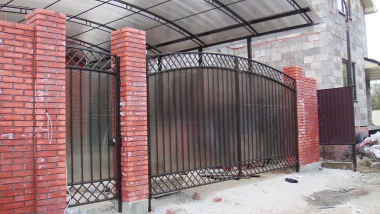 Оригинальная калитка для входа на дачу из поликарбоната