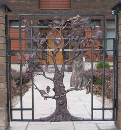 Калитка для дачи из ковки — дорогой и надежный элемент ограждения участка