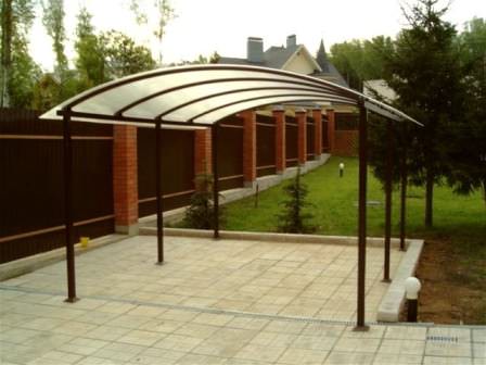 Капитальная стоянка для автомобиля на даче