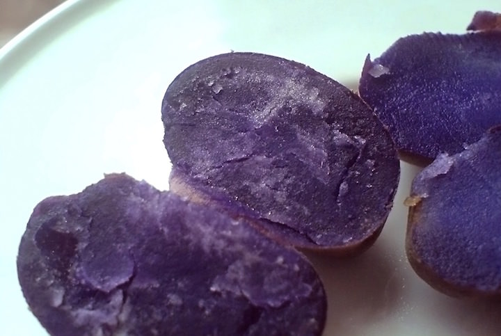 Даже после варки или жарки плод не теряет необычный цвет