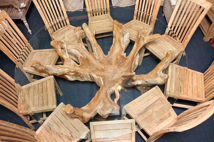 Корни деревьев традиционно применяют для производства столов, стульев, декорирования