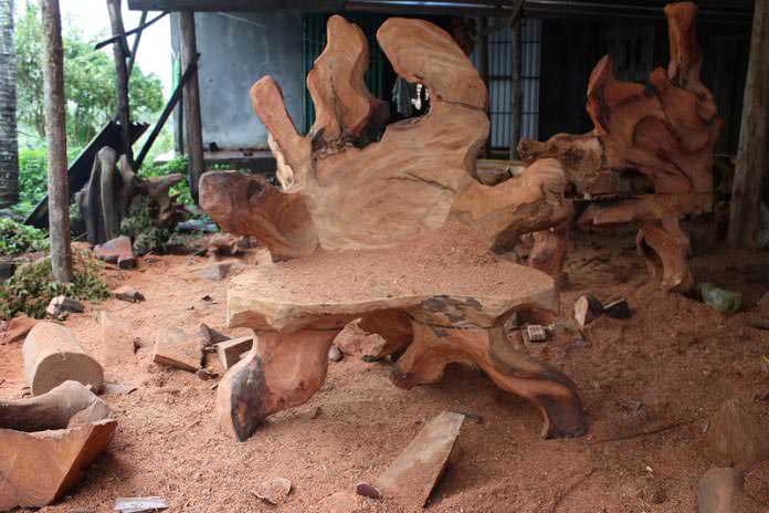 При обработке крацовкой идеального варианта не добиться. Лоск придается только после того, как мебель уже сделана