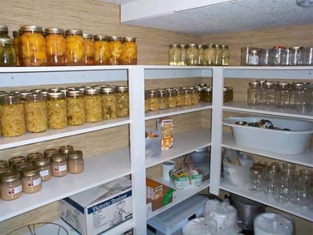 Заранее продумайте вариант с размещением кладовой комнаты на даче