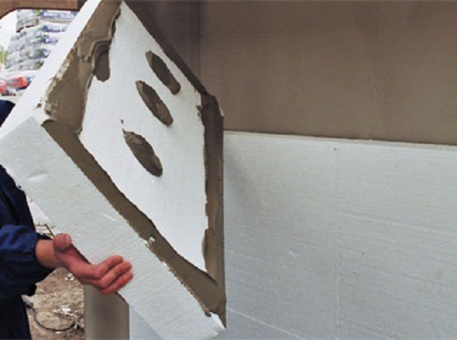 Вот так просто пенопласт устанавливается на стены будущей кладовки