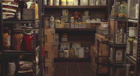 Внутреннее оснащение кладовой — личное дело каждого дачника, но стеллажи и ящики нужны обязательно