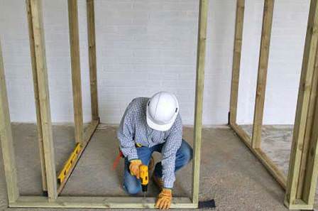 Устанавливаем каркас из деревянного бруса под кладовую комнату