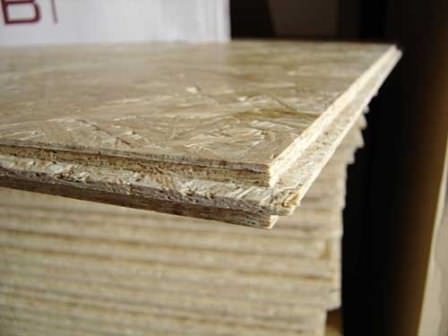 Завершаем стены, обшивая их плитами ОСП и устанавливаем двери