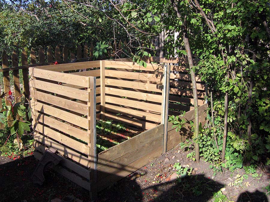 Сделать емкость под компост очень просто, главное собрать среднего размера ящик по определенным требованиям