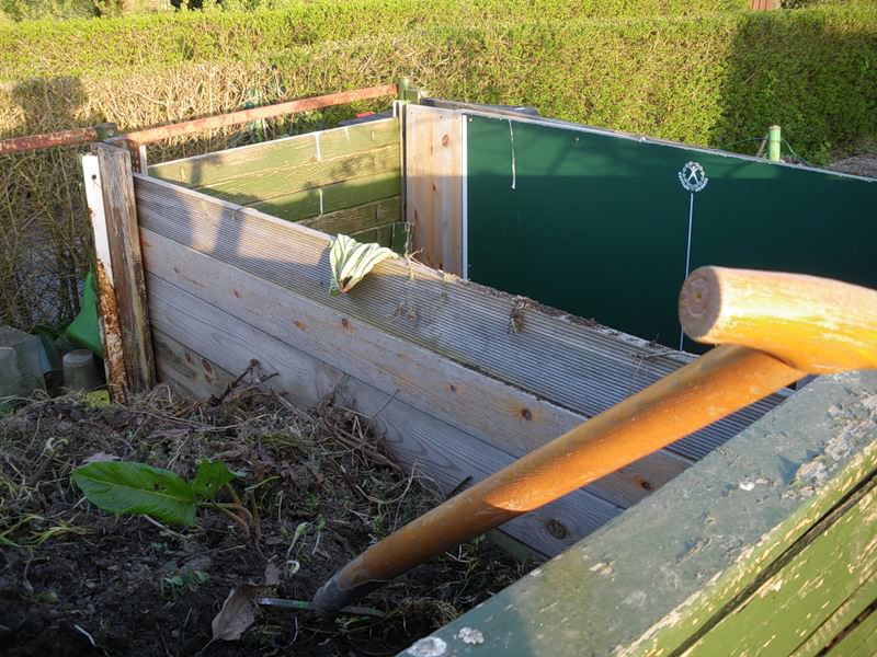 Требуется прокладывать каждой слой и специальными ускорителями процессов, например, азотными добавками, которые предлагаются в садовых магазинах