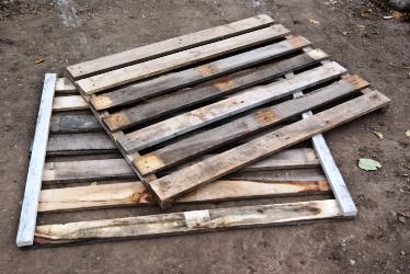 Готовые стенки ящика для приготовления компоста, сделанные своими руками