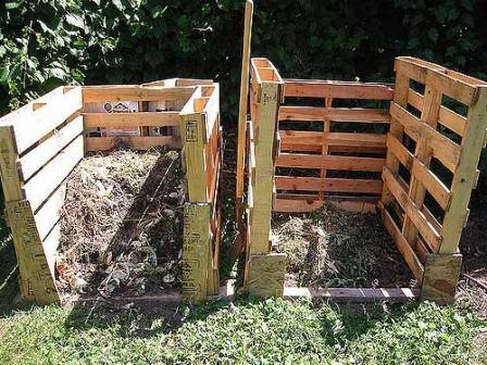 В подобных компостохранилищах вы сможете приготовить отличную питательную смесь для грунта