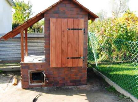 Капитальная коптильня на дачном участке для горячего и холодного копчения