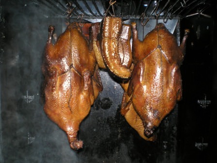 Процесс копчения изнутри камеры дачной коптильни