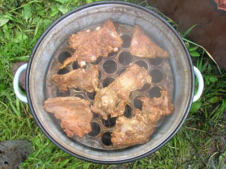 Выбирайте коптильню правильно, от простейшей на мангале и до капитальной постройки из кирпича или дерева