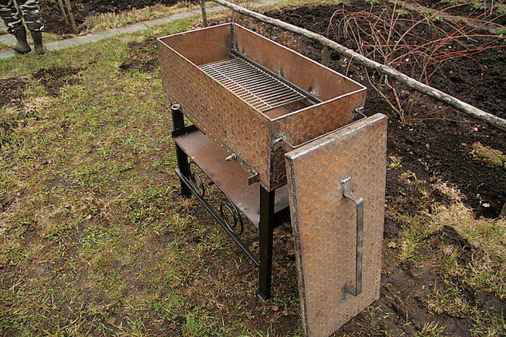 Коптильня для дачи начинается с места, где мы ее установим