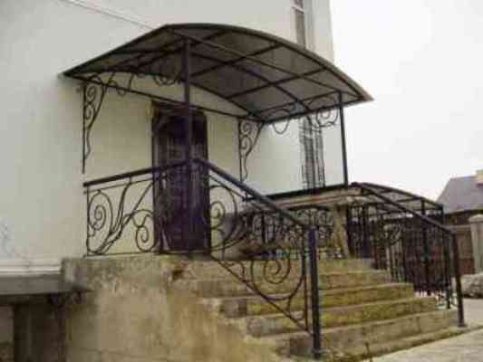 Выбирайте качественный дизайн козырька, чтобы не только защитить крыльцо, но и украсить дом