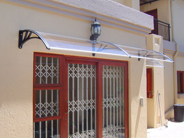 Пластиковые козырьки над крыльцом дачного дома могут смотреться просто идеально