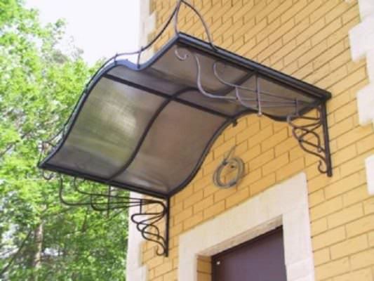 От дизайна козырька дачного дома и прочих построек зависит очень многое