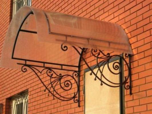 Качественный, красивый и действительно долговечный козырек над крыльцом из поликарбоната