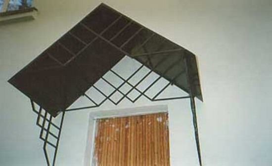 Многие выбирают и металлические козырьки для установки над крыльцом дома