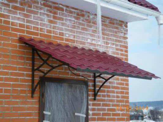 Современный дачный дом легко украсит и козырек из металлочерепицы