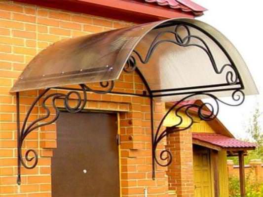 Хотите самый оригинальный вариант? Выбирайте кованые козырьки для дачи