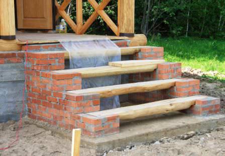 Крыльцо кирпичного дома — качественное и надежное крыльцо из комбинированных материалов