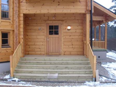 Диайн крыльца в дом следует точно определить еще до начала работ