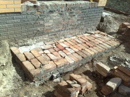 Требуется правильно подготовить материалы под фундамент и залить основание