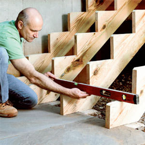 Дачные лестницы и ступени можно сделать из многих материалов, или же просто заказать в мастерской, купить в магазине