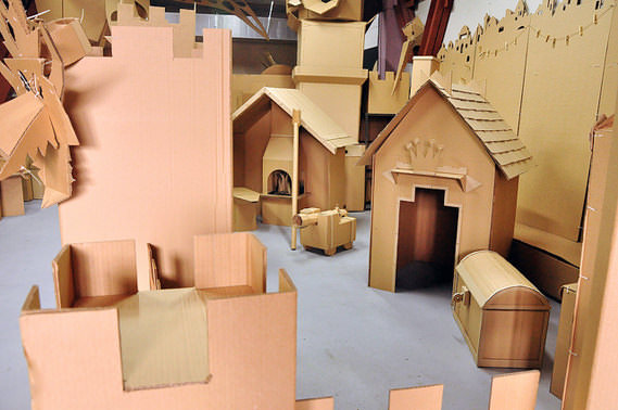 При помощи картона вы можете выполнить огромное количество различной мебели и элементов декора для дачи