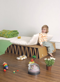 Из картона выйдет очень удобная раскладушка