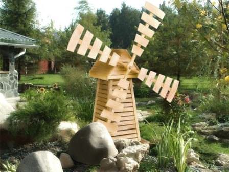 Чем крепче основание мельницы и ее каркас, тем надежнее и долговечнее декоративное сооружение