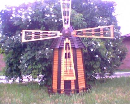 Обшивка и декоративная отделка мельницы — важные процессы, позволяющие стилизовать ее под экстерьер участка