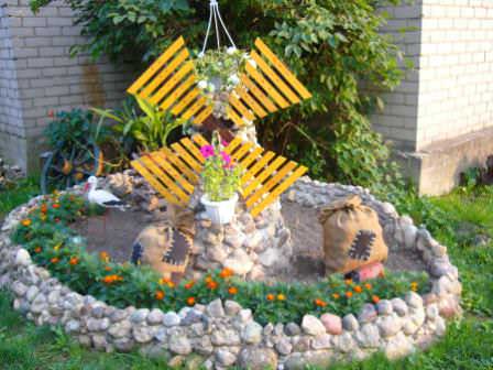 Декоративная мельница на даче может быть любых размеров, от маленькой декоративной, до более просторной внутри, например, для игр детей