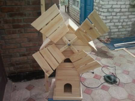 Крыша и ломасти ветряной мельницы устанавливаются на усиленный каркас, независимо от размеров всего сооружения