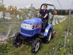 Как правильно выбрать мини-трактор для дачи, на какие характеристики и комплектацию обратить внимание?