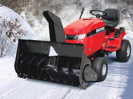 Используйте снегоуборщик, чтобы максимально очистить участок от снежных сугробов