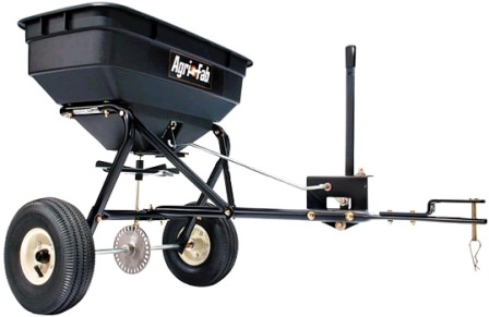 Обратите внимание и на специальный разбрасыватель для удобрений и реагентов, который может облегчить дачные работы