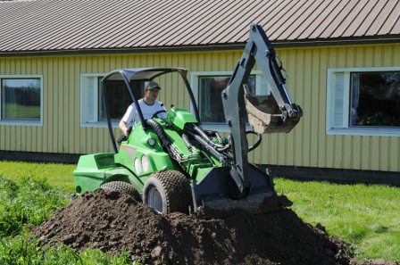 Специальная стрела экскаватора для навеса на мини-трактор... и садовые работы станут куда проще