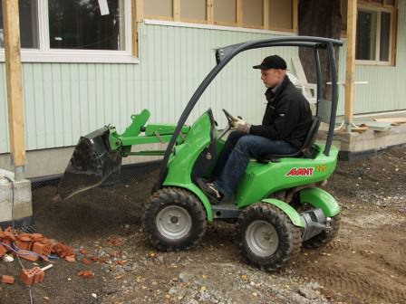 Качественный мини-трактор с навесным оборудованием поможет и на дачной стройке