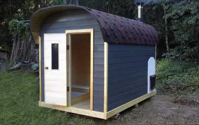 Мобильная или походная баня, как ее еще называют, действительно может стать удачной альтернативой дорогому сооружению